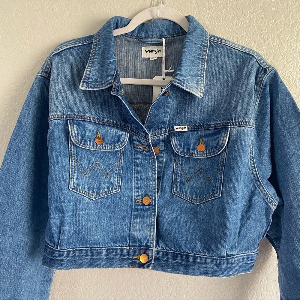 Wran­gler Women's Cowboy Crop Denim Jacket in Together Again - Picture 5 of 10